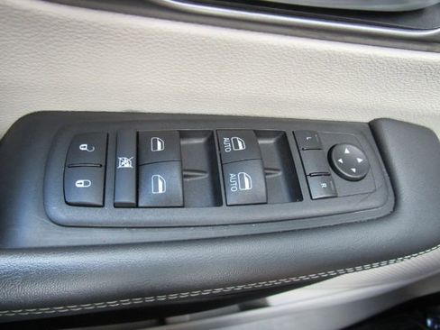 Used 2024 Chrysler Pacifica Touring-L image 41