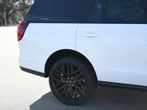 New 2026 Ford Expedition Platinum image 4