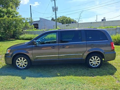 Used 2015 Chrysler Town & Country Touring FWD image 9