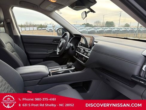 Certified 2025 Nissan Pathfinder SV image 40