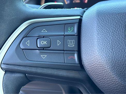 Used 2023 Jeep Grand Cherokee Laredo image 16