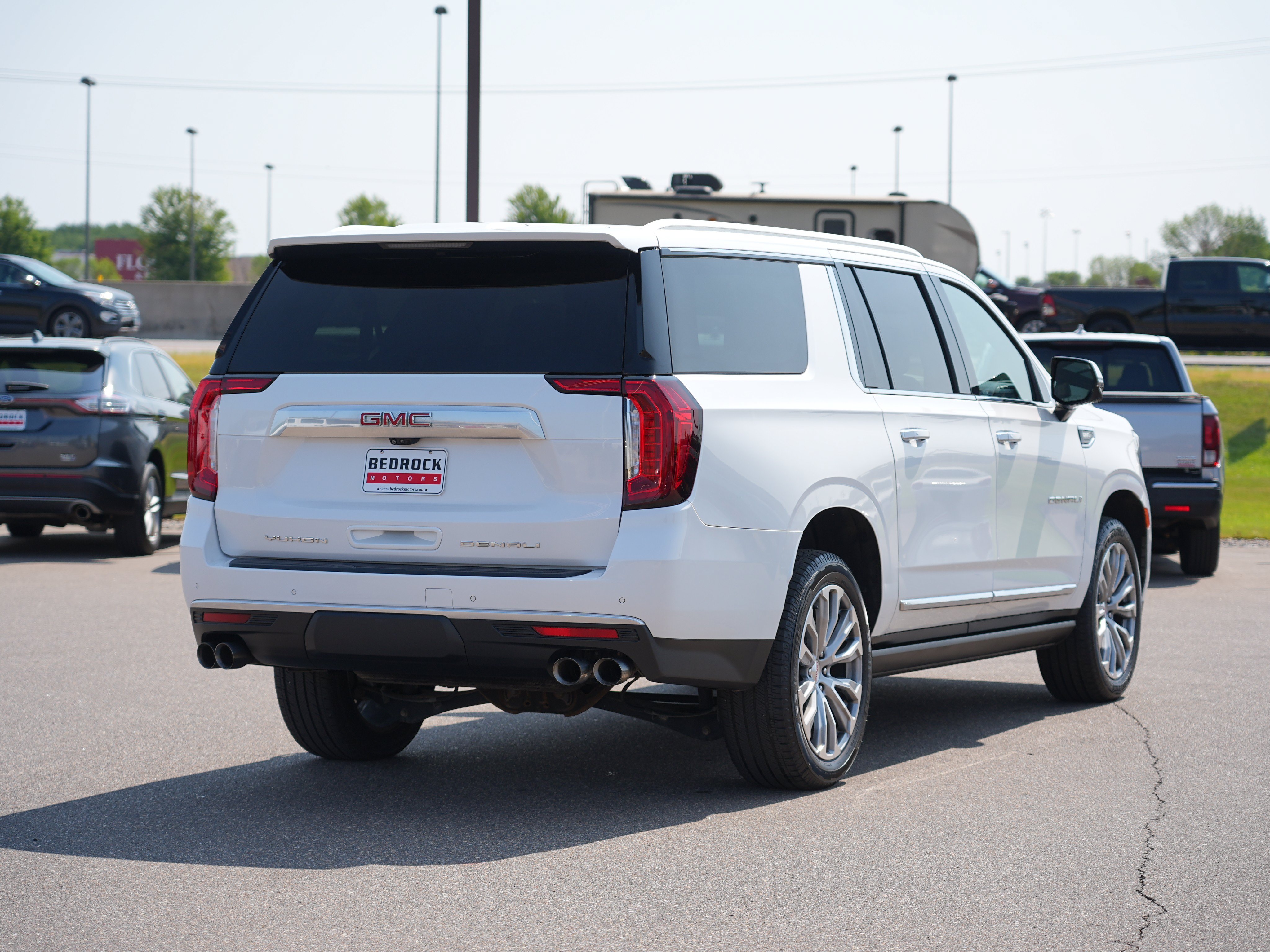 Used 2021 GMC Yukon XL Denali w/ Denali Premium Package AWD/4WD image 3