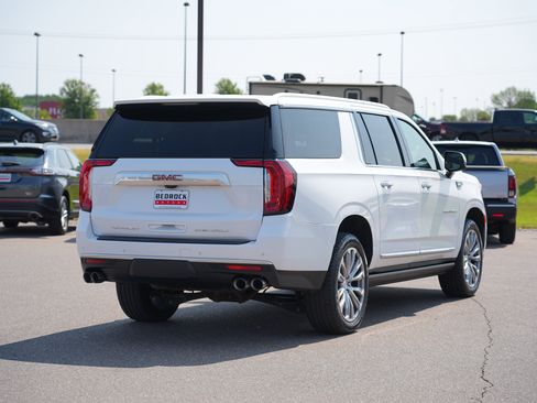 Used 2021 GMC Yukon XL Denali w/ Denali Premium Package AWD/4WD image 3