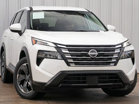 Used 2024 Nissan Rogue SV image 2