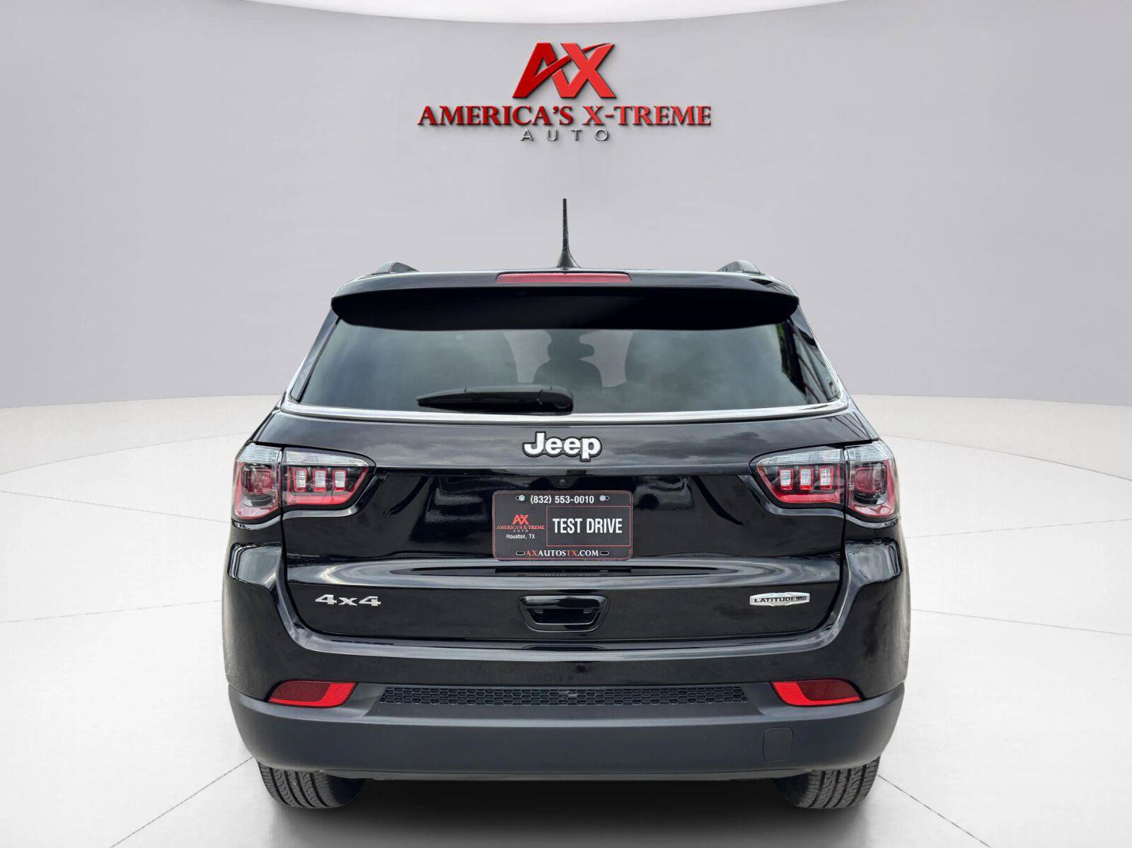 Used 2024 Jeep Compass Latitude w/ Sun and Sound Group AWD/4WD image 5