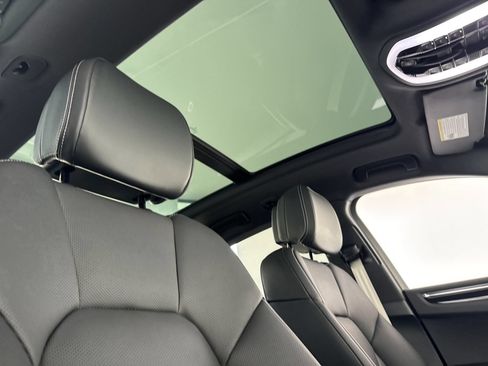 Certified 2025 Porsche Macan AWD/4WD image 17