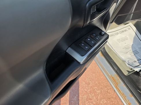 Used 2018 Toyota Tacoma SR5 AWD/4WD image 11