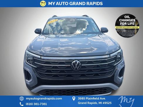 Used 2024 Volkswagen Atlas Peak Edition SEL AWD/4WD image 2