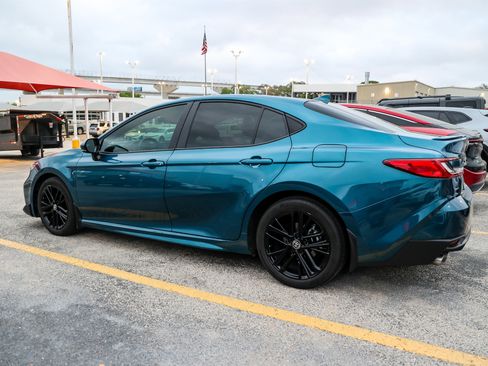 Used 2025 Toyota Camry SE w/ Convenience Package image 10