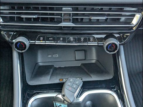 New 2026 Chevrolet Traverse LT w/ Sun and Wheel Package FWD image 26