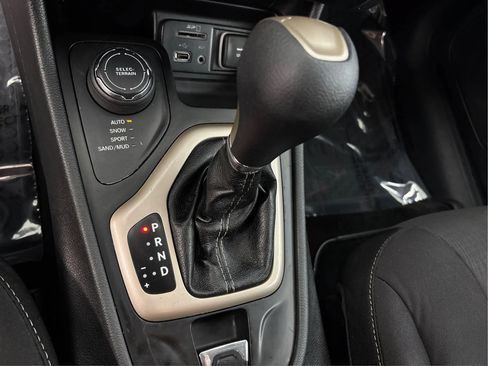 Used 2015 Jeep Cherokee Latitude w/ Cold Weather Group AWD/4WD image 43