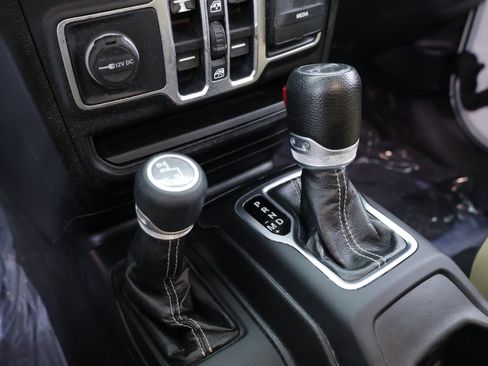 Used 2020 Jeep Wrangler Unlimited Sahara AWD/4WD image 17