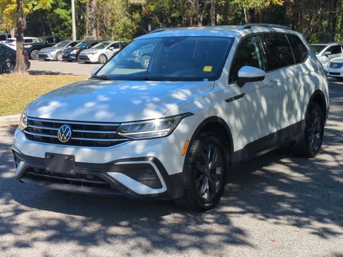 Used 2023 Volkswagen Tiguan SE image 1
