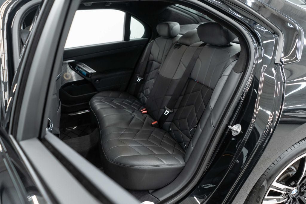 Used 2023 BMW 760i xDrive AWD/4WD image 40