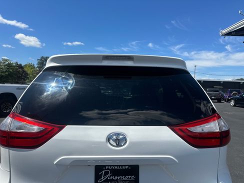 Used 2017 Toyota Sienna LE FWD image 25