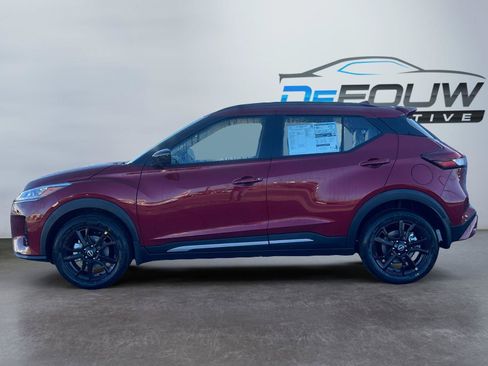Used 2024 Nissan Kicks SR w/ SR Premium Package FWD image 6