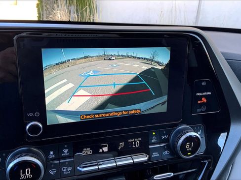 Used 2023 Toyota Highlander XLE AWD/4WD image 29