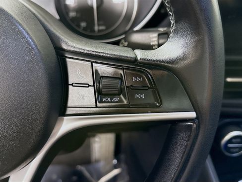 Used 2019 Alfa Romeo Giulia Base image 15