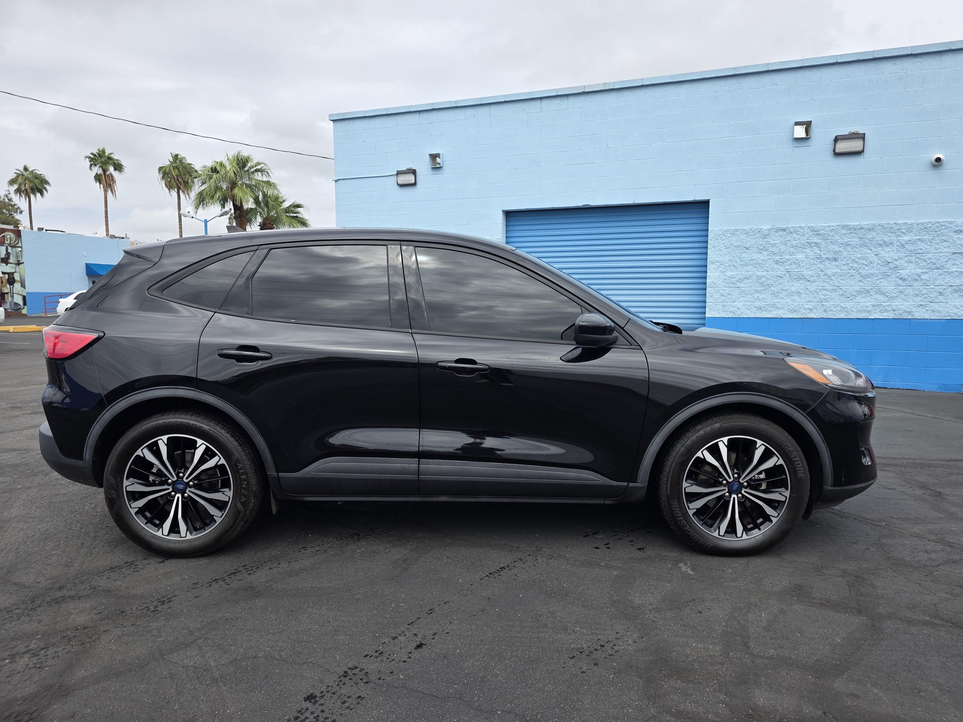 Used 2021 Ford Escape SE w/ SE Sport Appearance Package FWD image 3