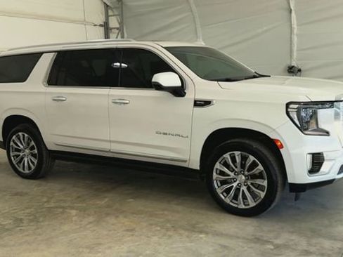 Used 2021 GMC Yukon XL Denali w/ Denali Premium Package image 2