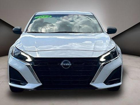 Used 2024 Nissan Altima 2.5 SV FWD image 2