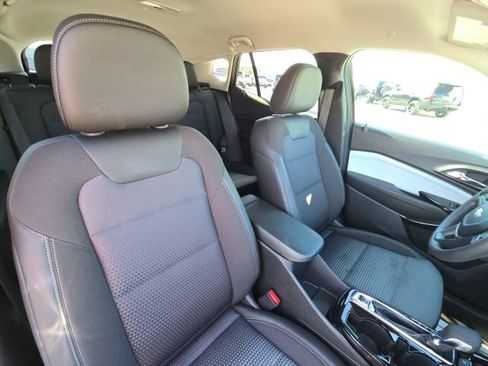 Used 2025 Chevrolet Trax LT FWD image 18