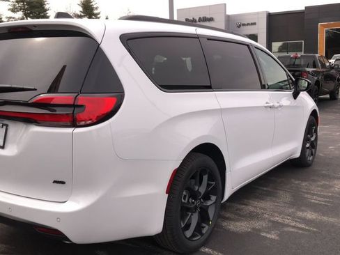 New 2026 Chrysler Pacifica Select w/ S Appearance Package AWD/4WD image 7