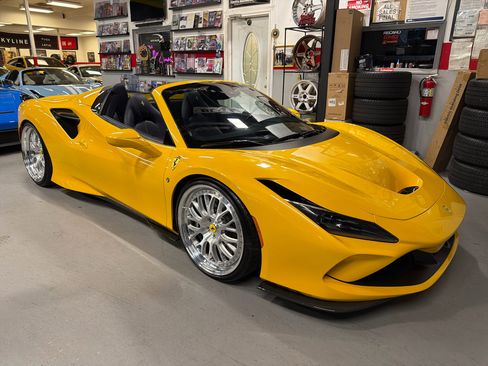 Used 2021 Ferrari F8 Tributo image 3