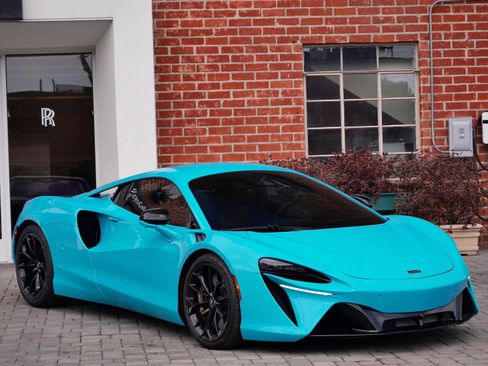 Used 2023 McLaren Artura RWD image 1