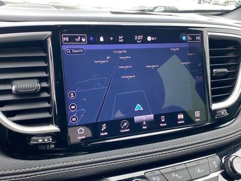 Used 2024 Chrysler Pacifica Select image 10