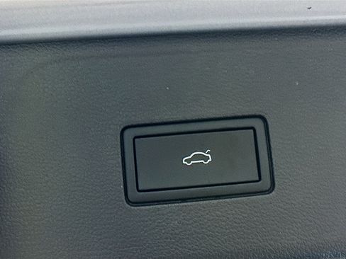 Used 2025 Volkswagen Atlas SE image 31