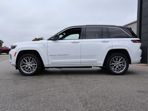 Used 2022 Jeep Grand Cherokee Summit w/ Advanced Protech Group IV AWD/4WD image 2