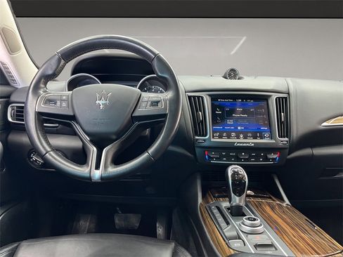 Used 2017 Maserati Levante w/ Luxury Package image 12