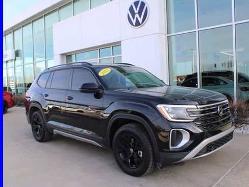 Used 2025 Volkswagen Atlas Peak Edition SE image 1