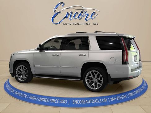 Used 2017 Cadillac Escalade Premium Luxury AWD/4WD image 3