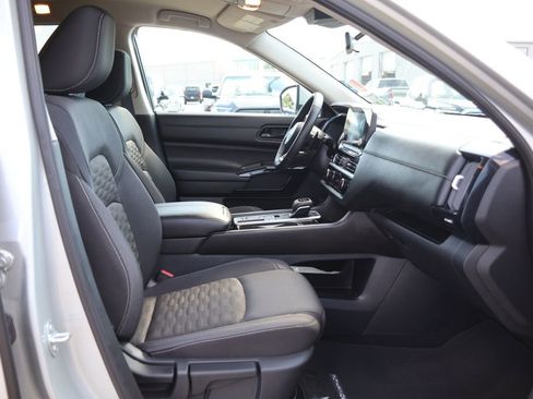 Used 2025 Nissan Pathfinder SV image 9