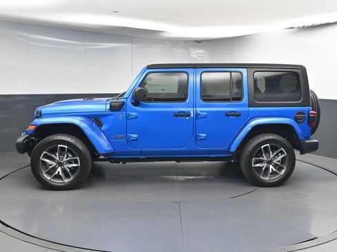 Used 2024 Jeep Wrangler Unlimited w/ Convenience Group AWD/4WD image 4