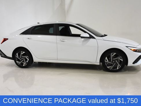 Used 2024 Hyundai Elantra SEL w/ Convenience Package FWD image 4