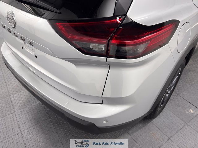 Used 2025 Nissan Rogue SV FWD image 13