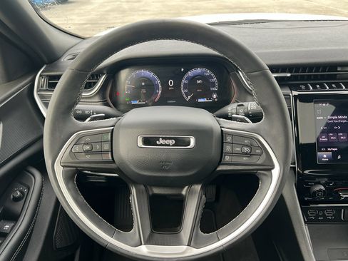 Used 2024 Jeep Grand Cherokee Altitude image 25