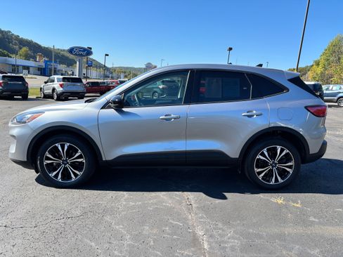 Used 2022 Ford Escape SE w/ SE Sport Appearance Package image 3