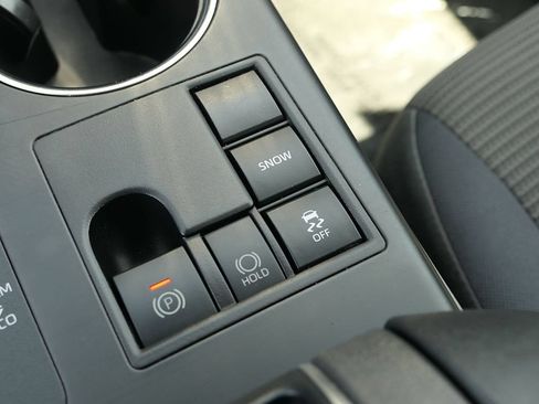 Used 2024 Toyota Highlander LE FWD image 17