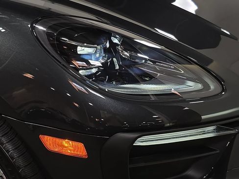 Certified 2025 Porsche Macan AWD/4WD image 12