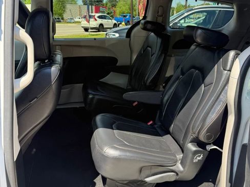 Used 2018 Chrysler Pacifica Touring-L FWD image 11