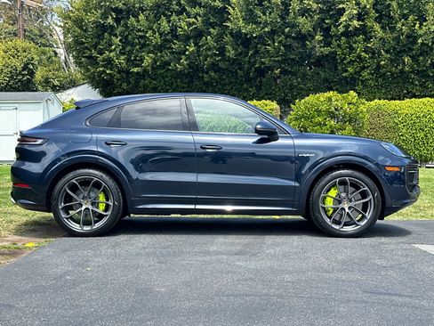 Certified 2024 Porsche Cayenne Coupe AWD/4WD image 9