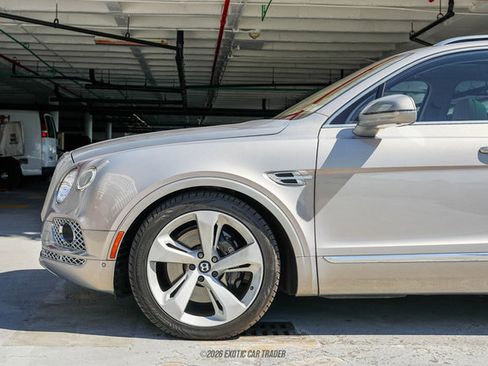 Used 2017 Bentley Bentayga image 4
