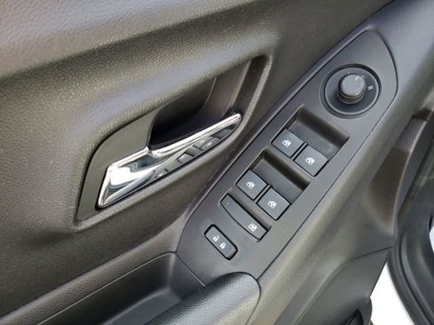 Used 2017 Chevrolet Trax LT w/ LT Convenience Package image 18