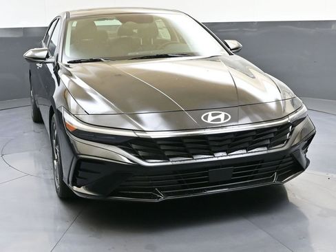Used 2025 Hyundai Elantra Limited FWD image 8