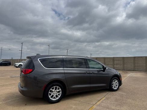Used 2017 Chrysler Pacifica Touring FWD image 20