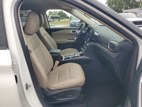 Used 2023 Ford Explorer Limited w/ Equipment Group 301A AWD/4WD image 9